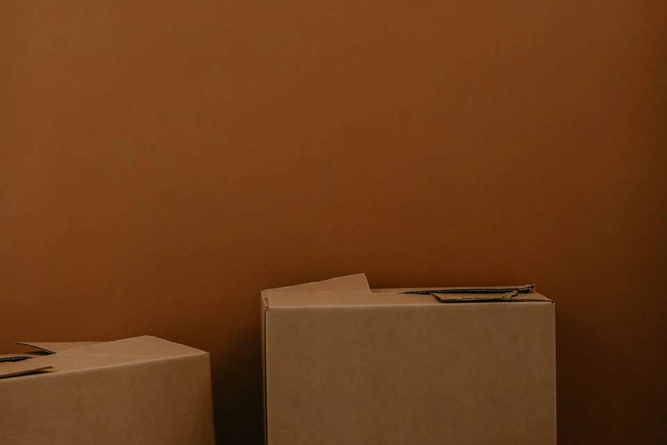 Cajas de cartón apiladas para una mudanza