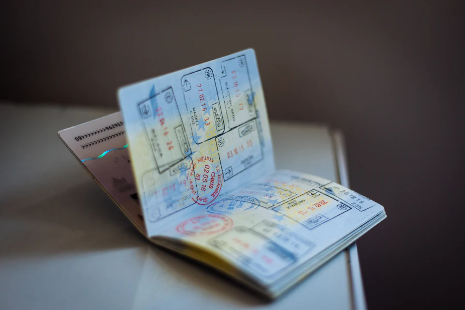 Pasaporte abierto con sellos de entrada sobre una mesa