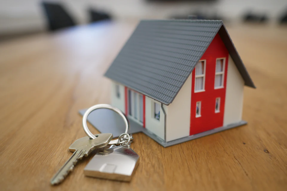 Maqueta de una casa sobre una mesa de madera
