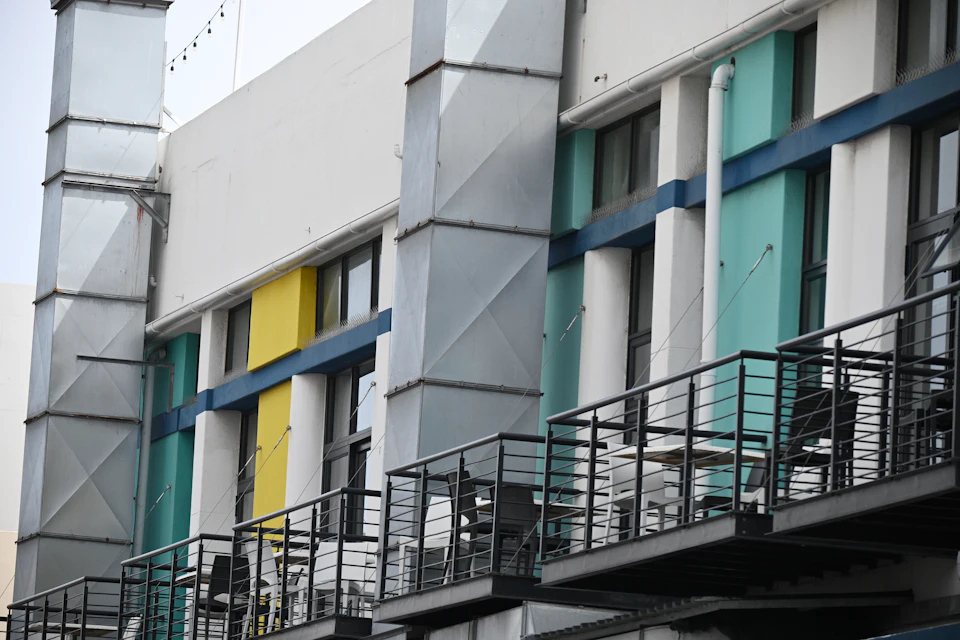 Fachada de un edificio de viviendas con balcones
