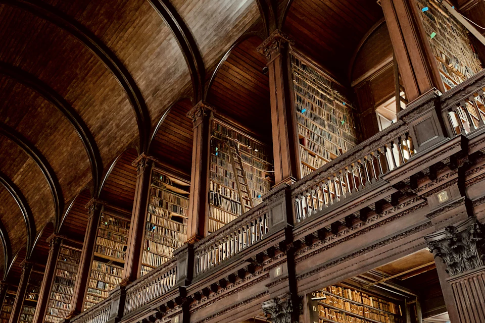 Gran biblioteca con estanterías llenas de libros