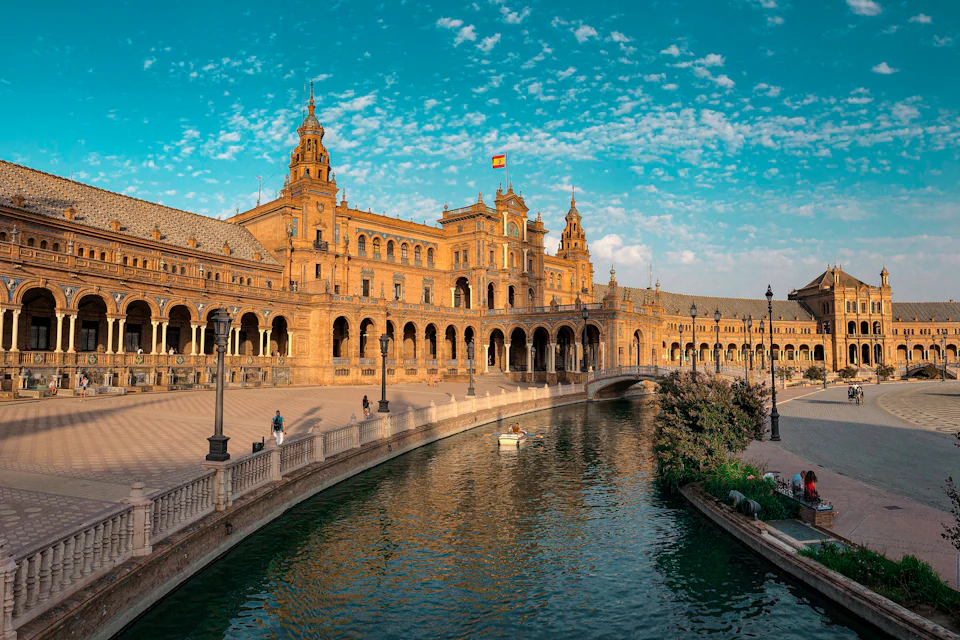 Plaza de España de Sevilla con su canal y la arquitectura de ladrillo y cerámica