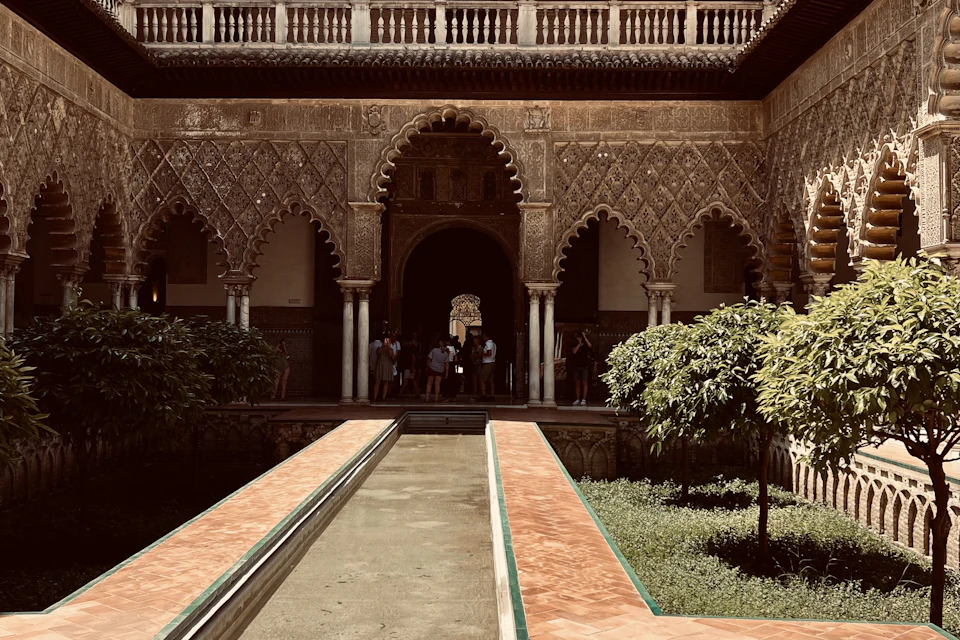 Patio con una fuente en el centro